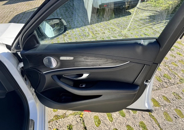 Mercedes-Benz Klasa E cena 114900 przebieg: 239000, rok produkcji 2017 z Słupsk małe 137